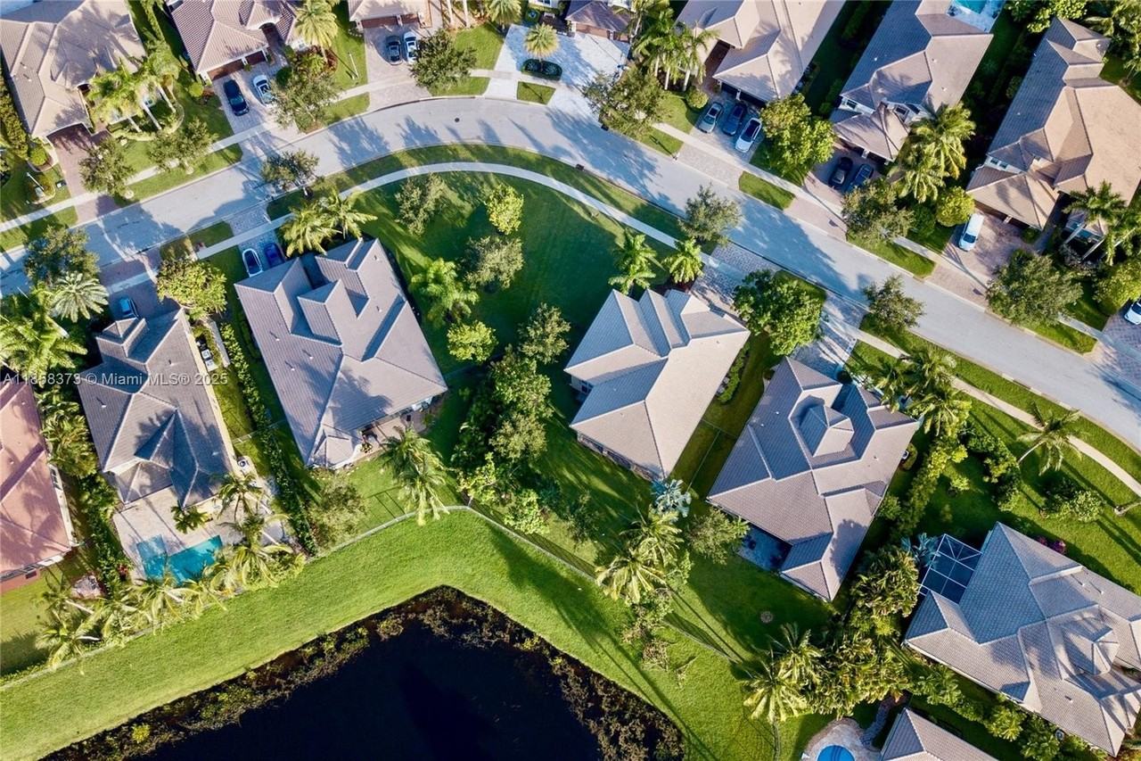 11894 Fox Hill Circle - Photo 3 of 35