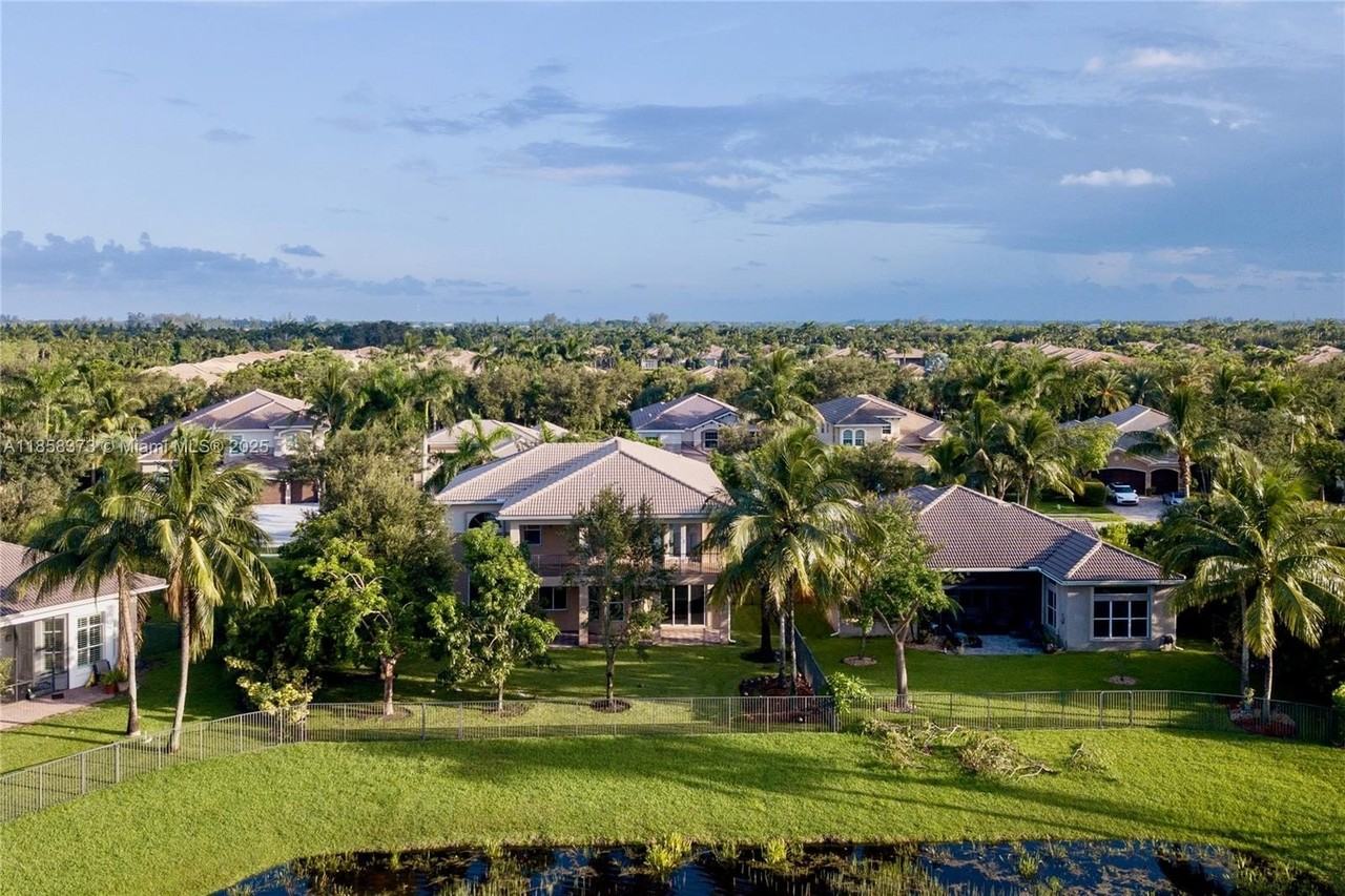 11894 Fox Hill Circle - Photo 5 of 35