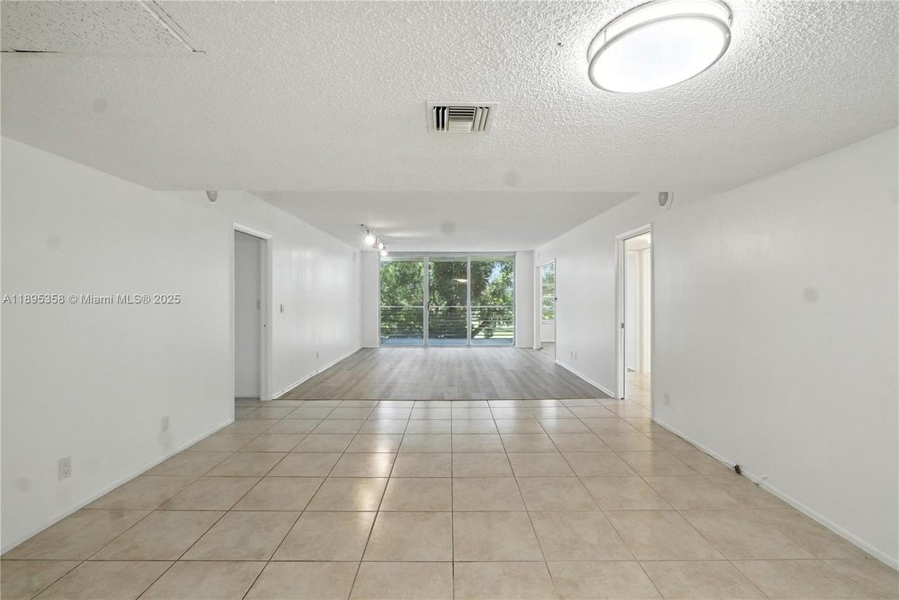 3850 Oaks Clubhouse Dr #307 - Photo 3 of 45