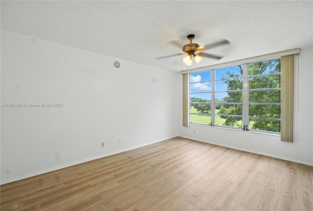 3850 Oaks Clubhouse Dr #307 - Photo 4 of 45