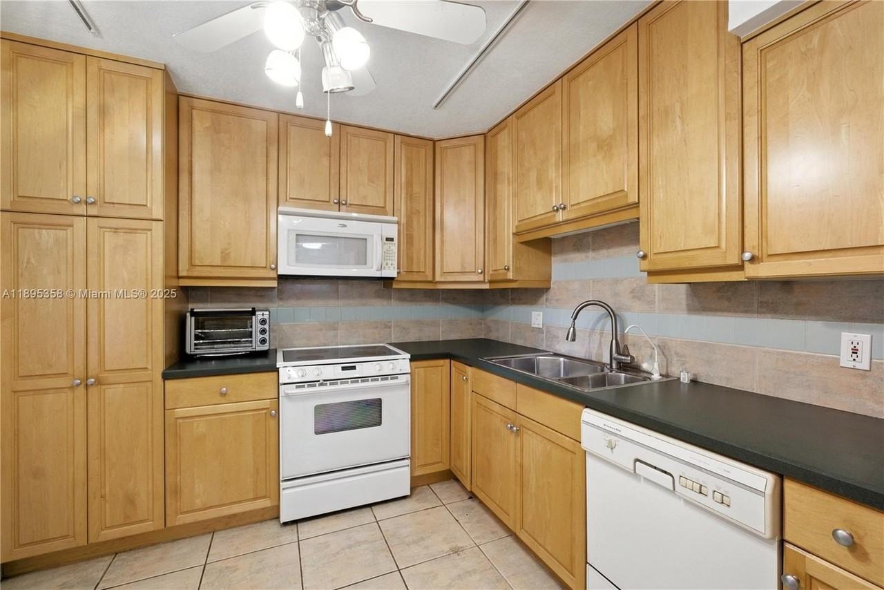 3850 Oaks Clubhouse Dr #307 - Photo 5 of 45