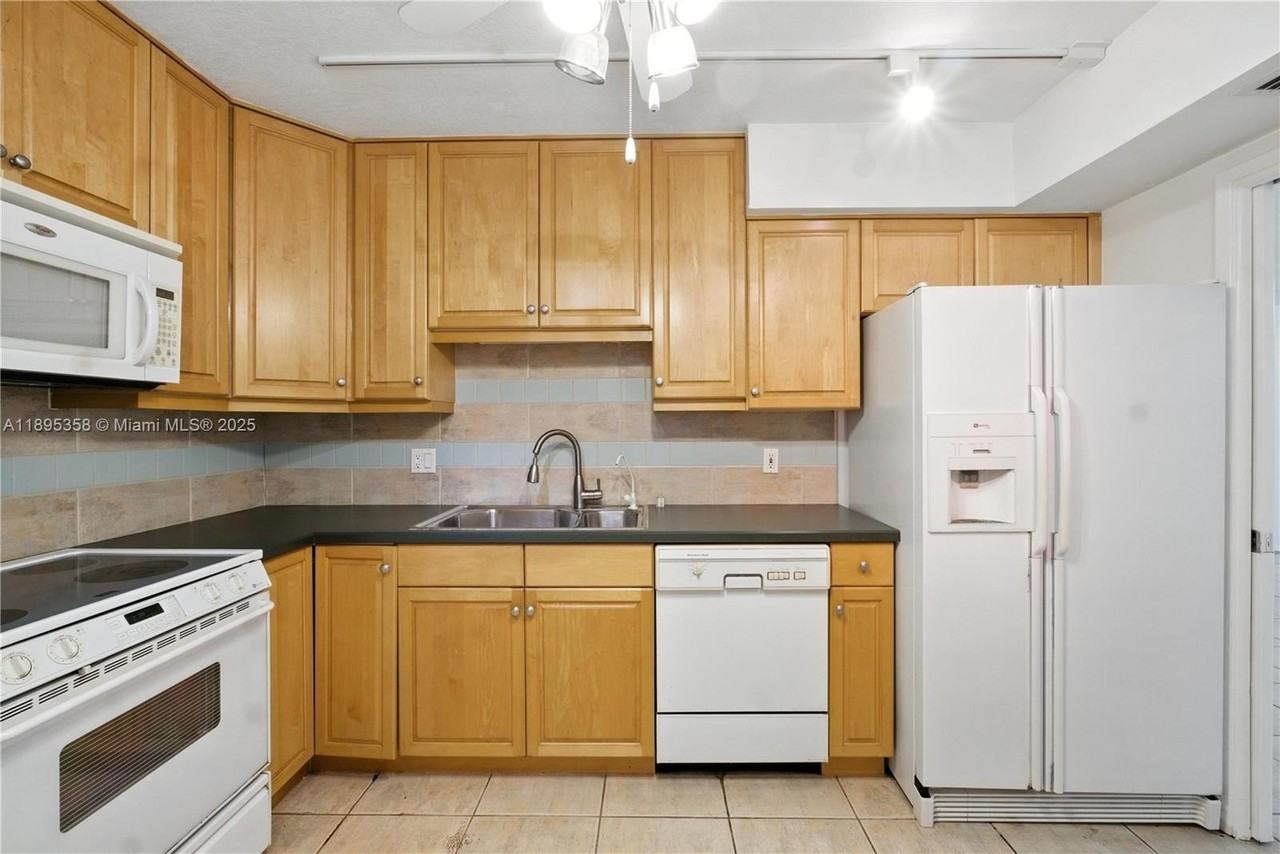 3850 Oaks Clubhouse Dr #307 - Photo 6 of 45