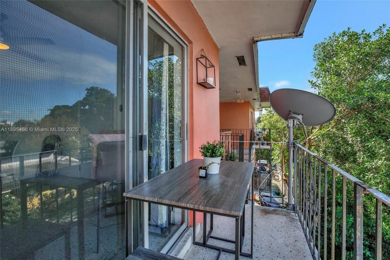 458 Sw 9th St #8 - Photo 6 of 22