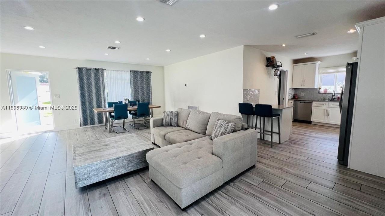 911 N 14th Ave #0 - Photo 2 of 41