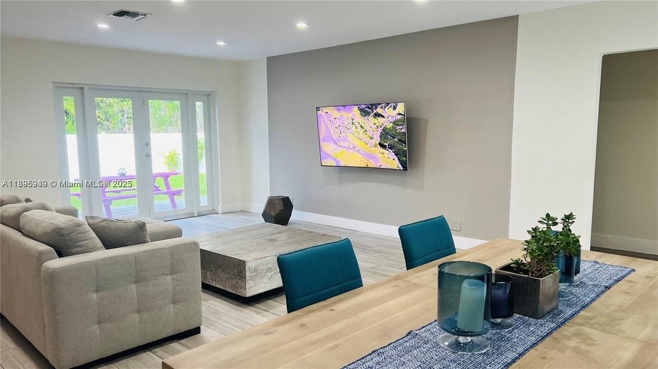 911 N 14th Ave #0 - Photo 3 of 41