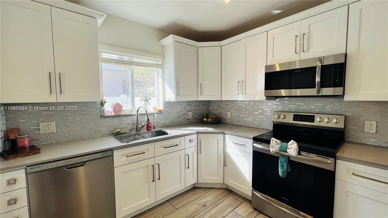 911 N 14th Ave #0 - Photo 5 of 41