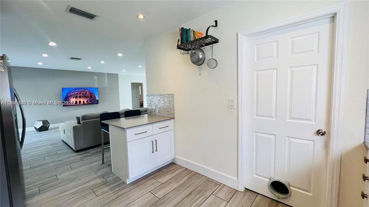 911 N 14th Ave #0 - Photo 7 of 41