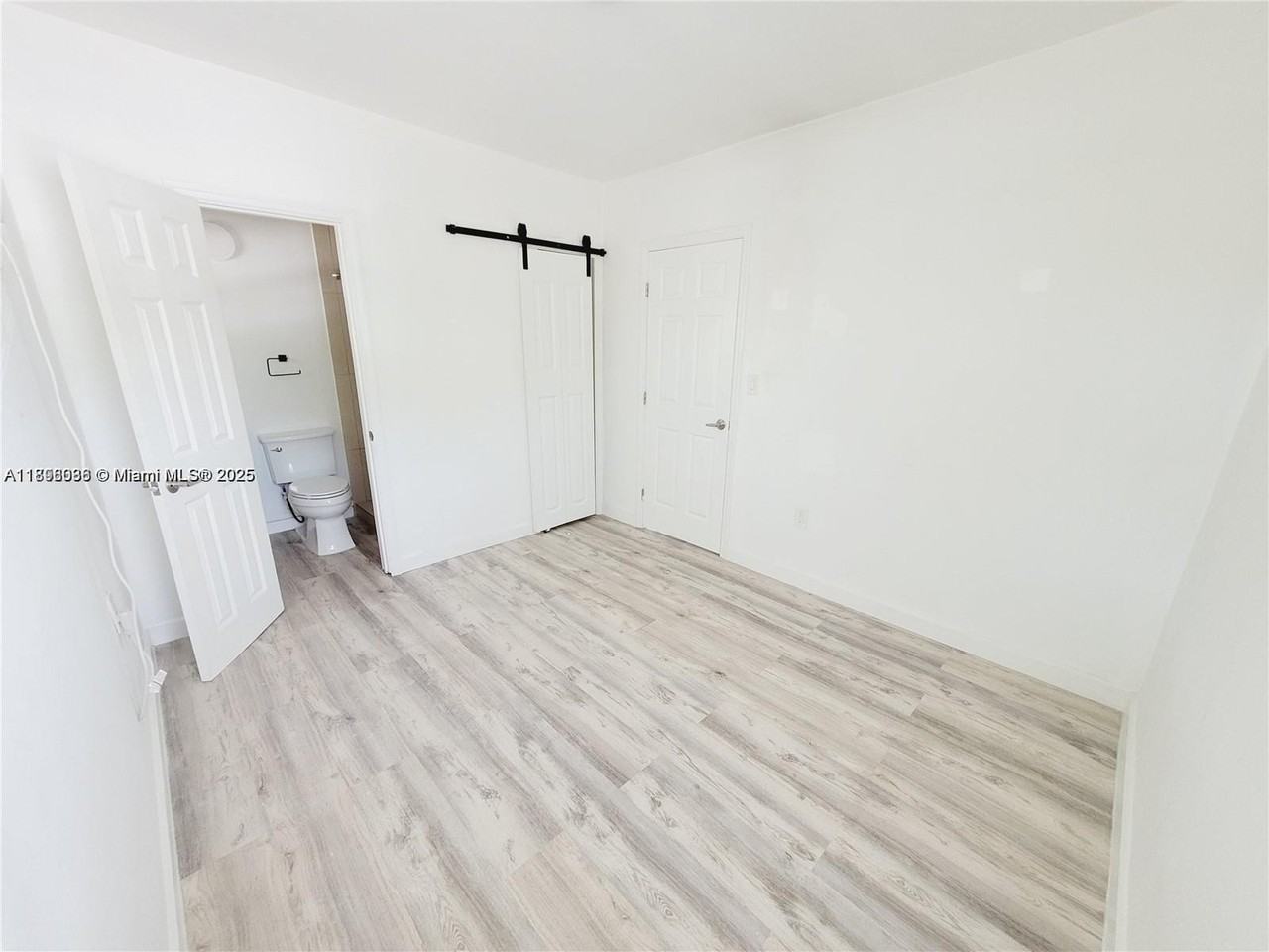 1922 Nw 1st St #3 - Photo 3 of 5