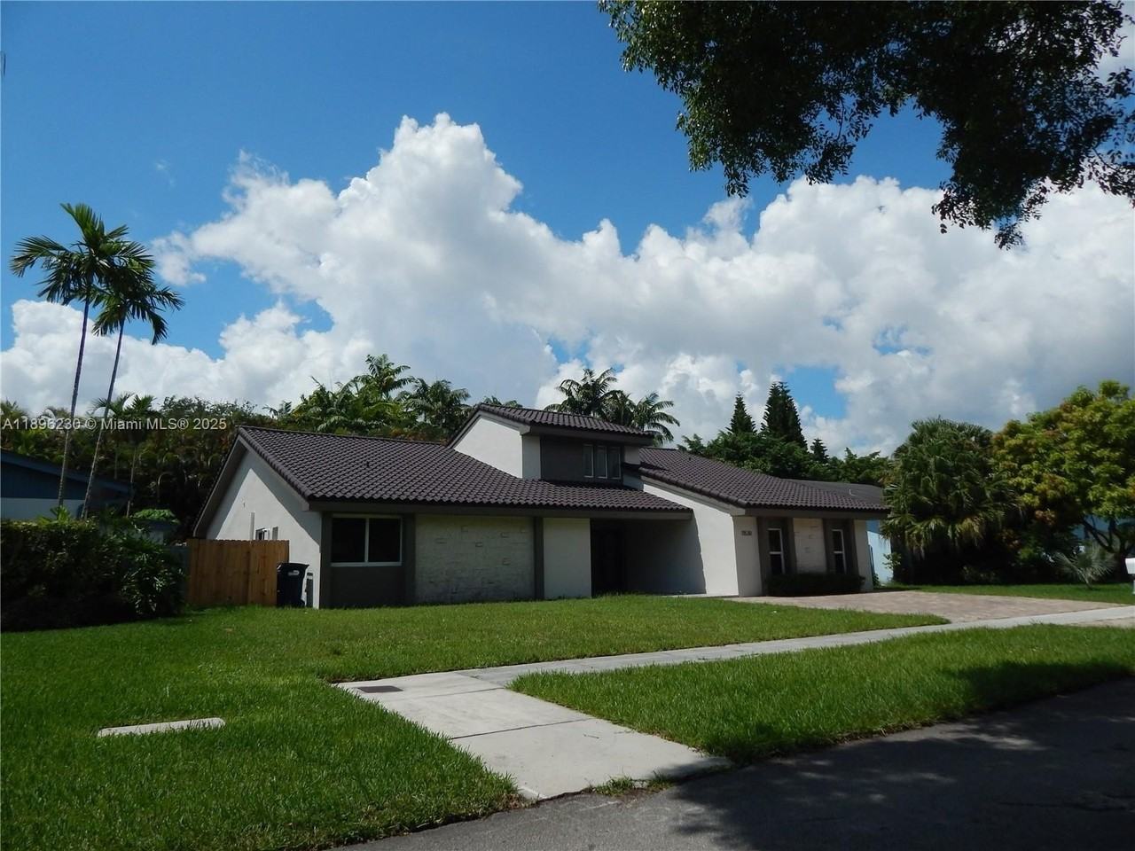 11530 Southwest 92nd Street - Photo 5 of 50