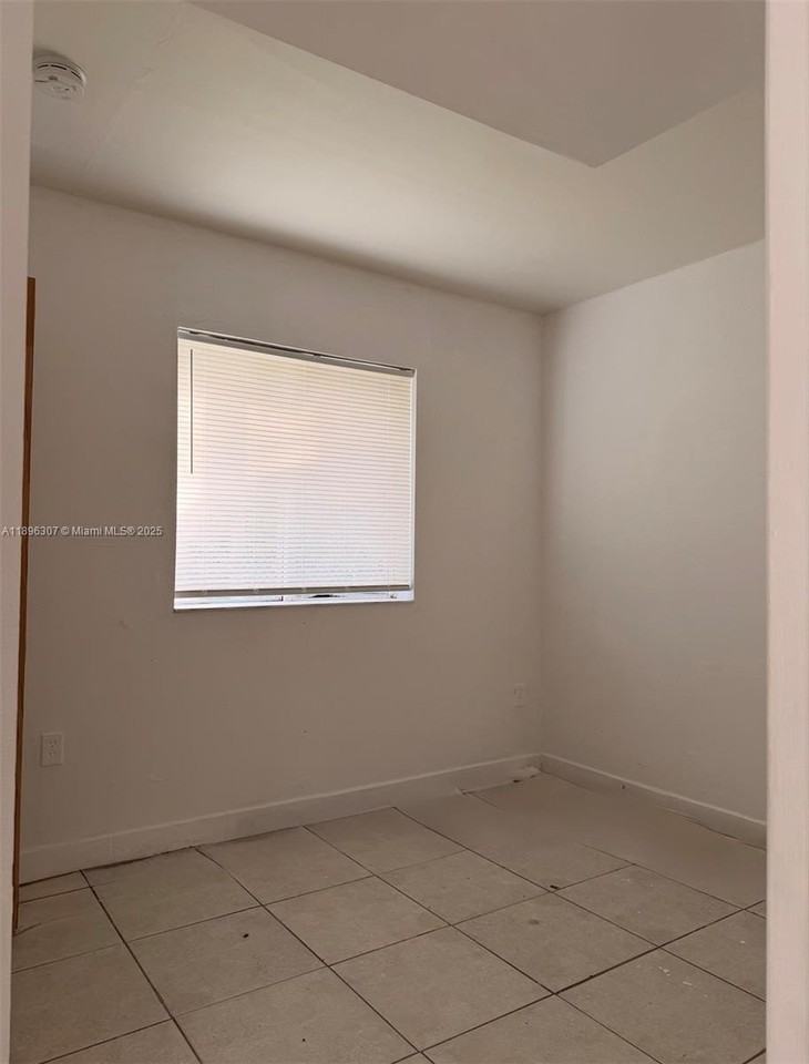 848 Sw 5th St #103 - Photo 7 of 10