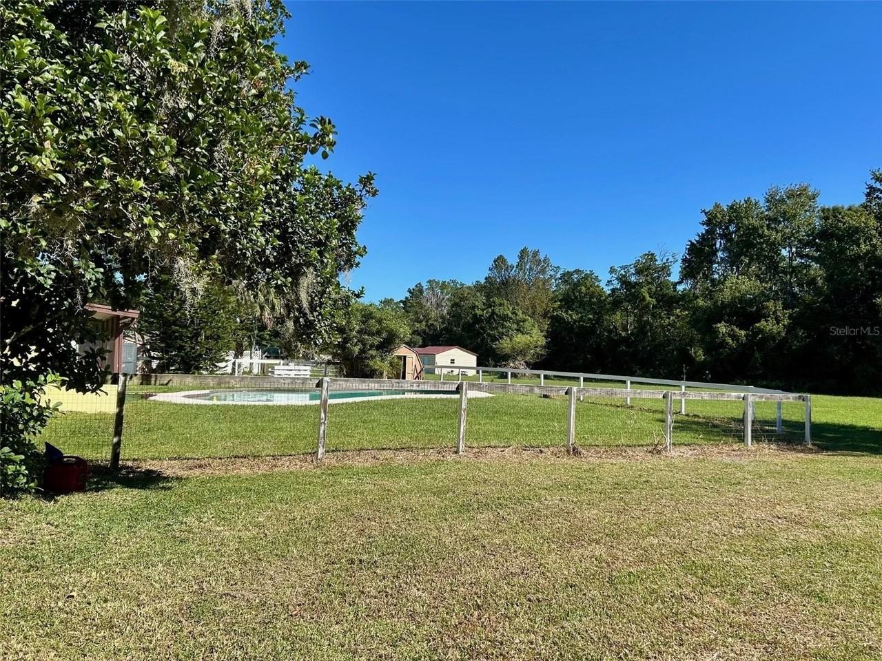 1567 Brooks Ln - Photo 3 of 31