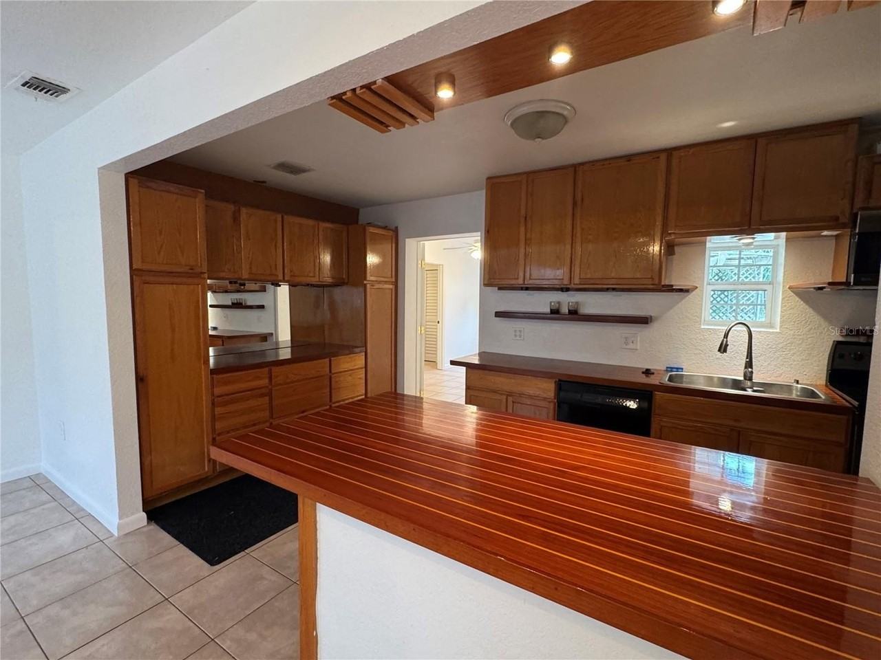 1031 Mohawk St - Photo 5 of 27