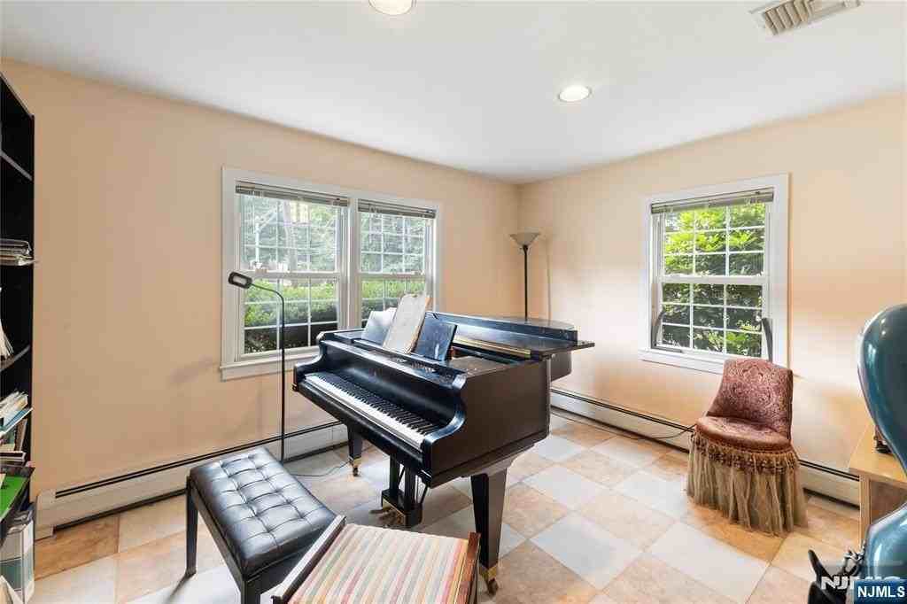 61 61 Glenwood 61 - Photo 5 of 22