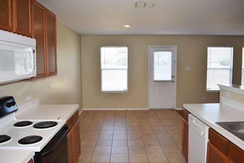 1421 Queens Brook Lane - Photo 7 of 15