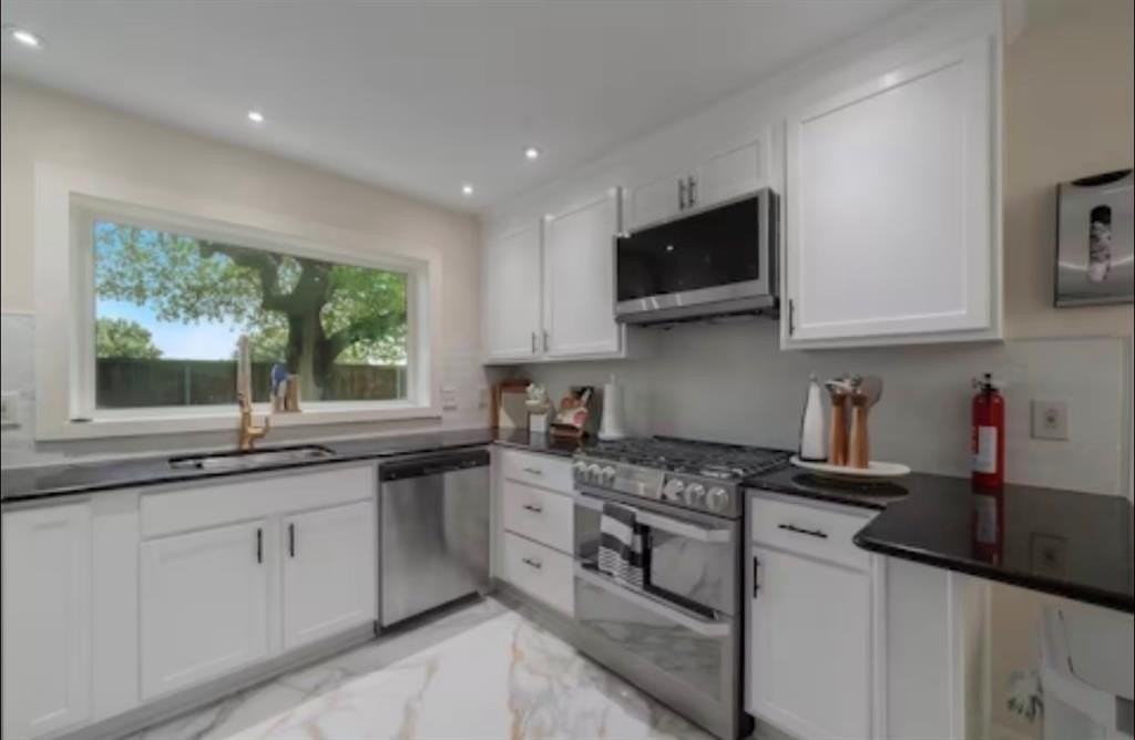 9003 Villa Park Cir - Photo 4 of 32