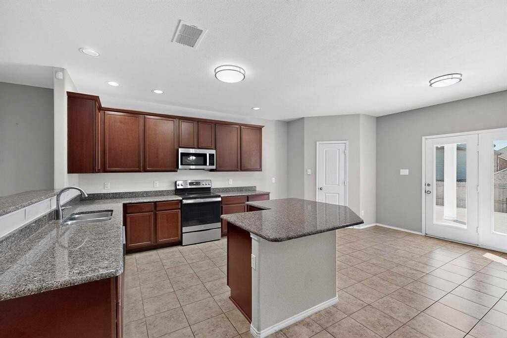 2224 Loreto Dr - Photo 4 of 40