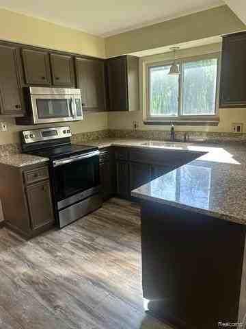 425 Pinehurst Dr - Photo 7 of 33