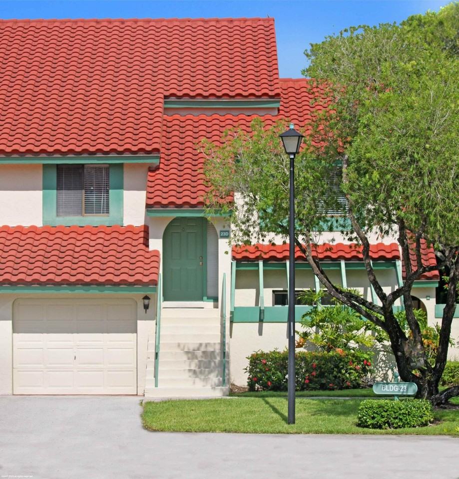 23 Lexington Ln W #D