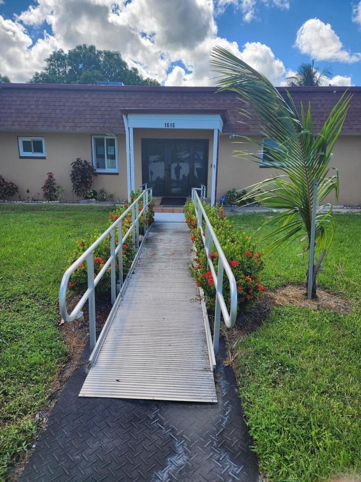 1616 Crandon Ave - Photo 2 of 4