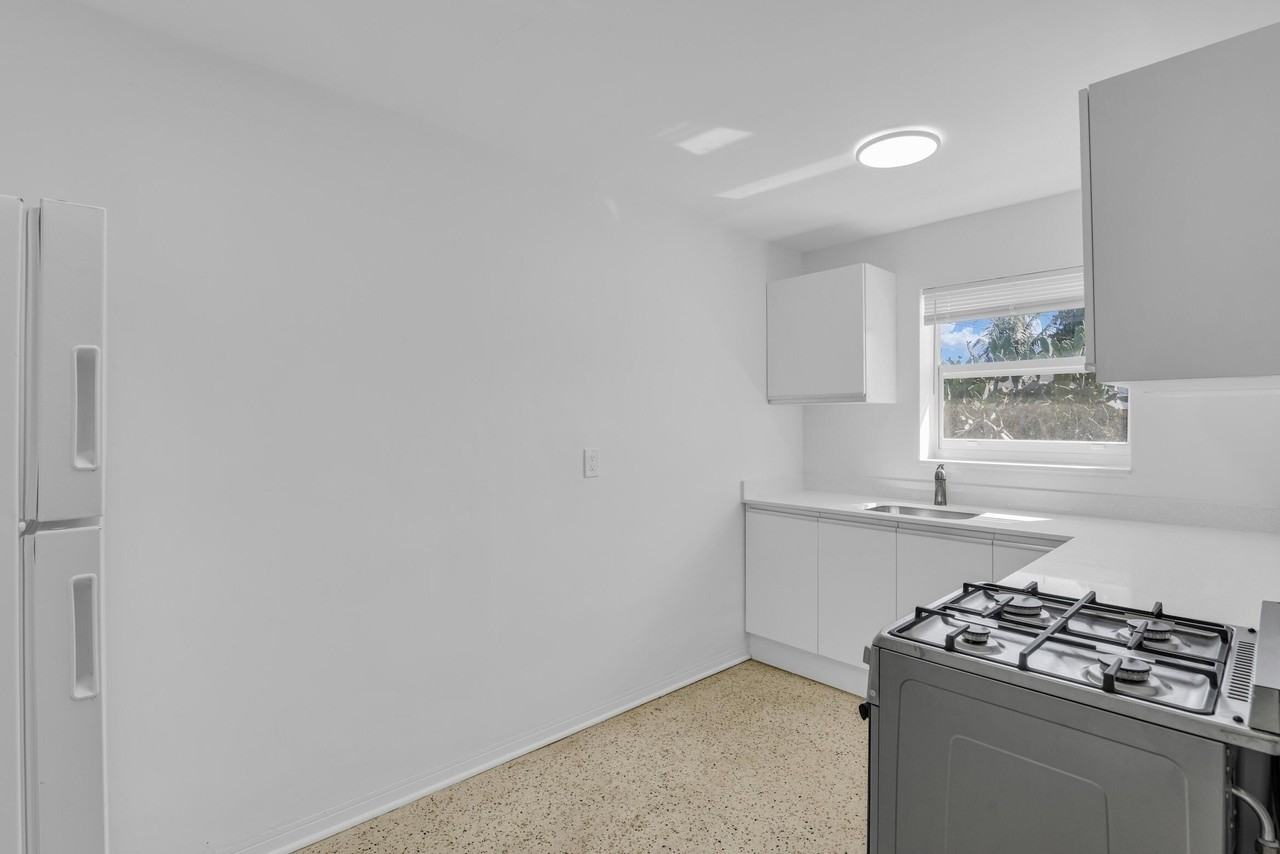 728 N L St #2 - Photo 5 of 13