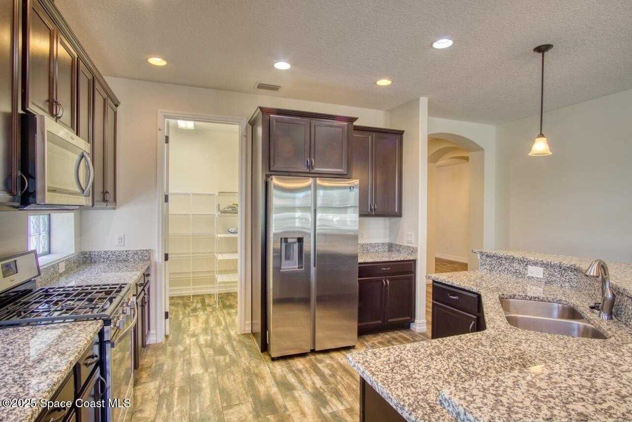 8087 Quimby Ct - Photo 5 of 32