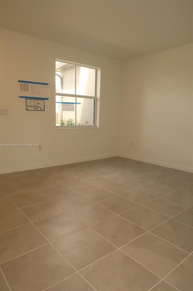 1537 Se 27th Rd - Photo 2 of 8