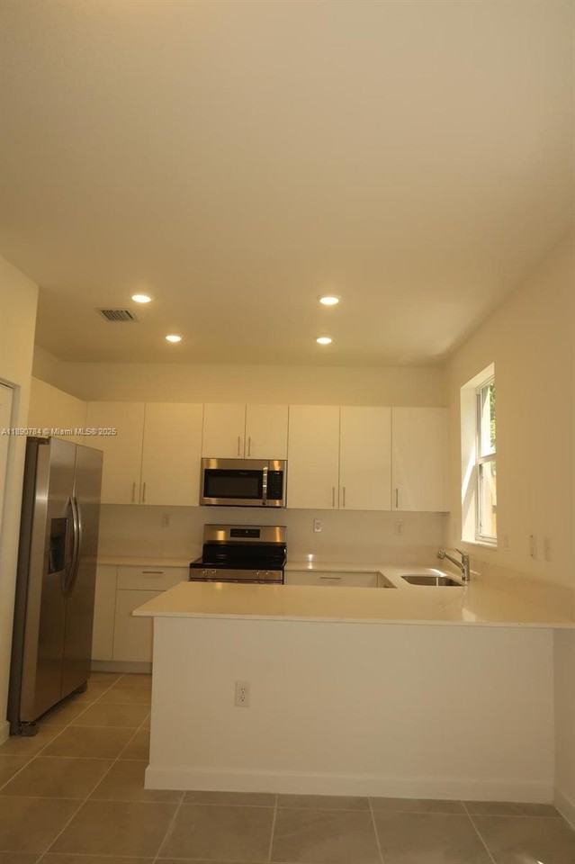 1537 Se 27th Rd - Photo 4 of 8