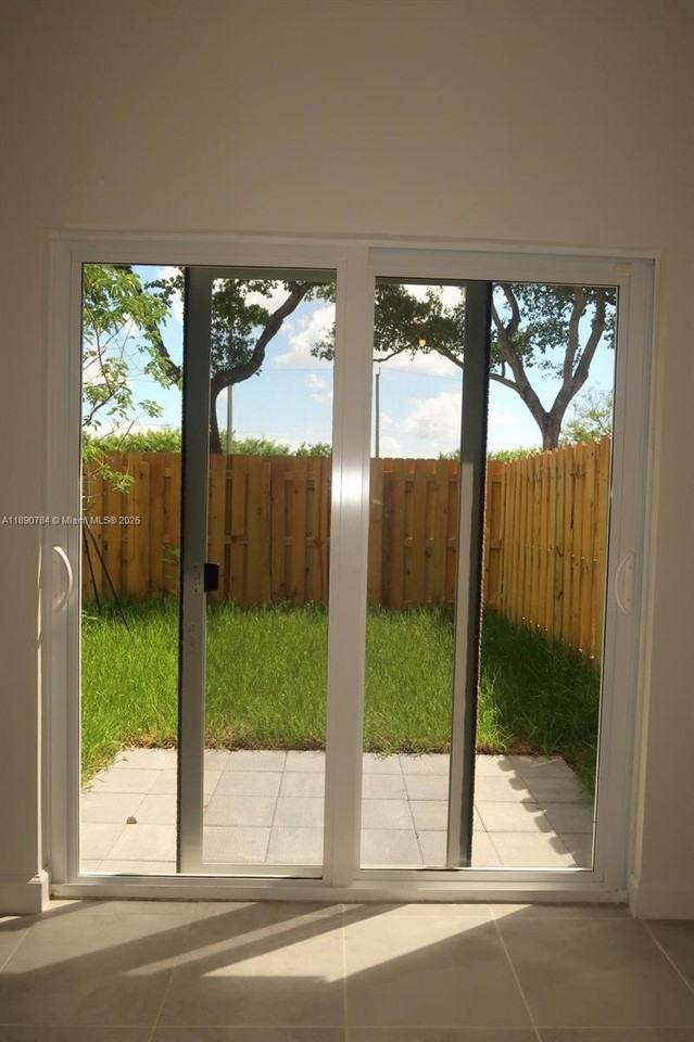 1537 Se 27th Rd - Photo 5 of 8