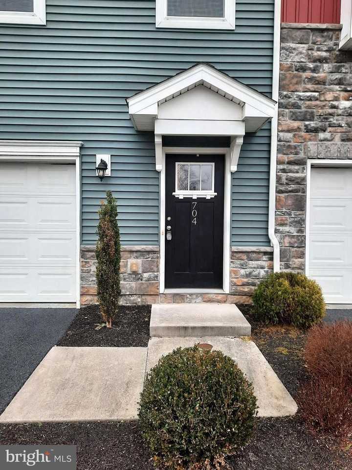 704 Admirals Quay Dr - Photo 2 of 14