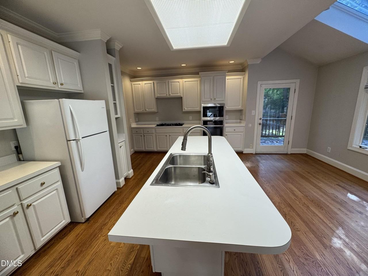 10621 Cahill Rd - Photo 3 of 32