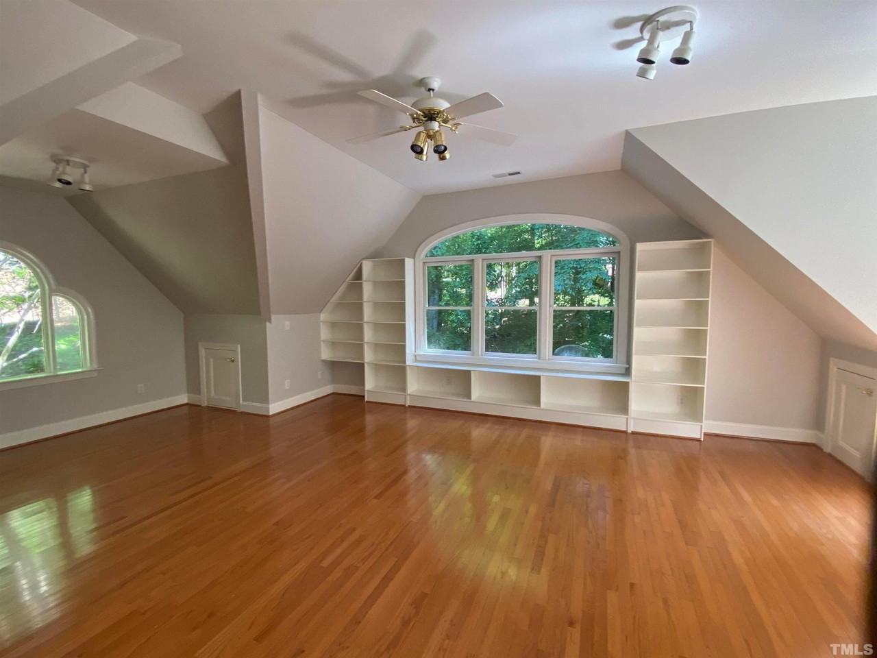 10621 Cahill Rd - Photo 4 of 32