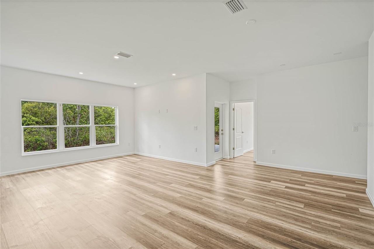 8001 Leonardo St - Photo 7 of 33