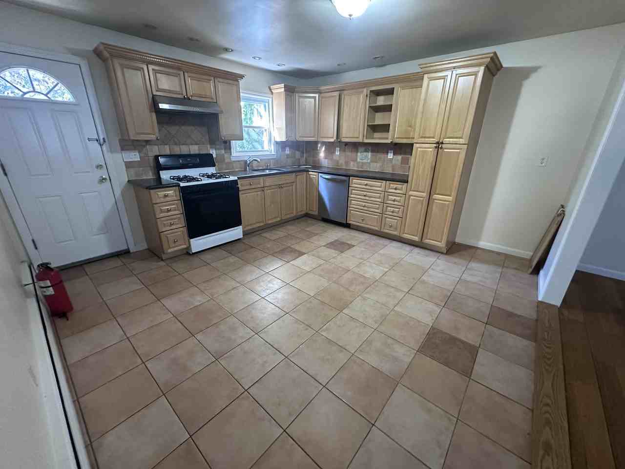 8 Ferrary Pl - Photo 3 of 28