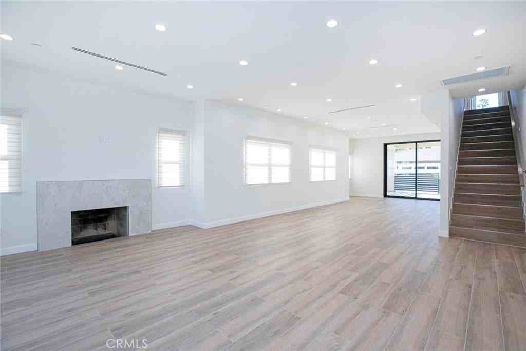 1345 Winchester Ave - Photo 4 of 50