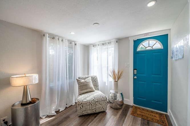 919 Ne 37th St - Photo 2 of 24