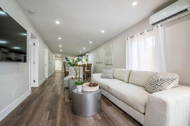 919 Ne 37th St - Photo 4 of 24