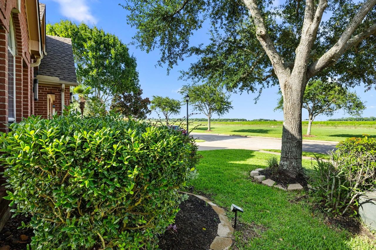 14214 Ayers Rock Rd - Photo 3 of 38