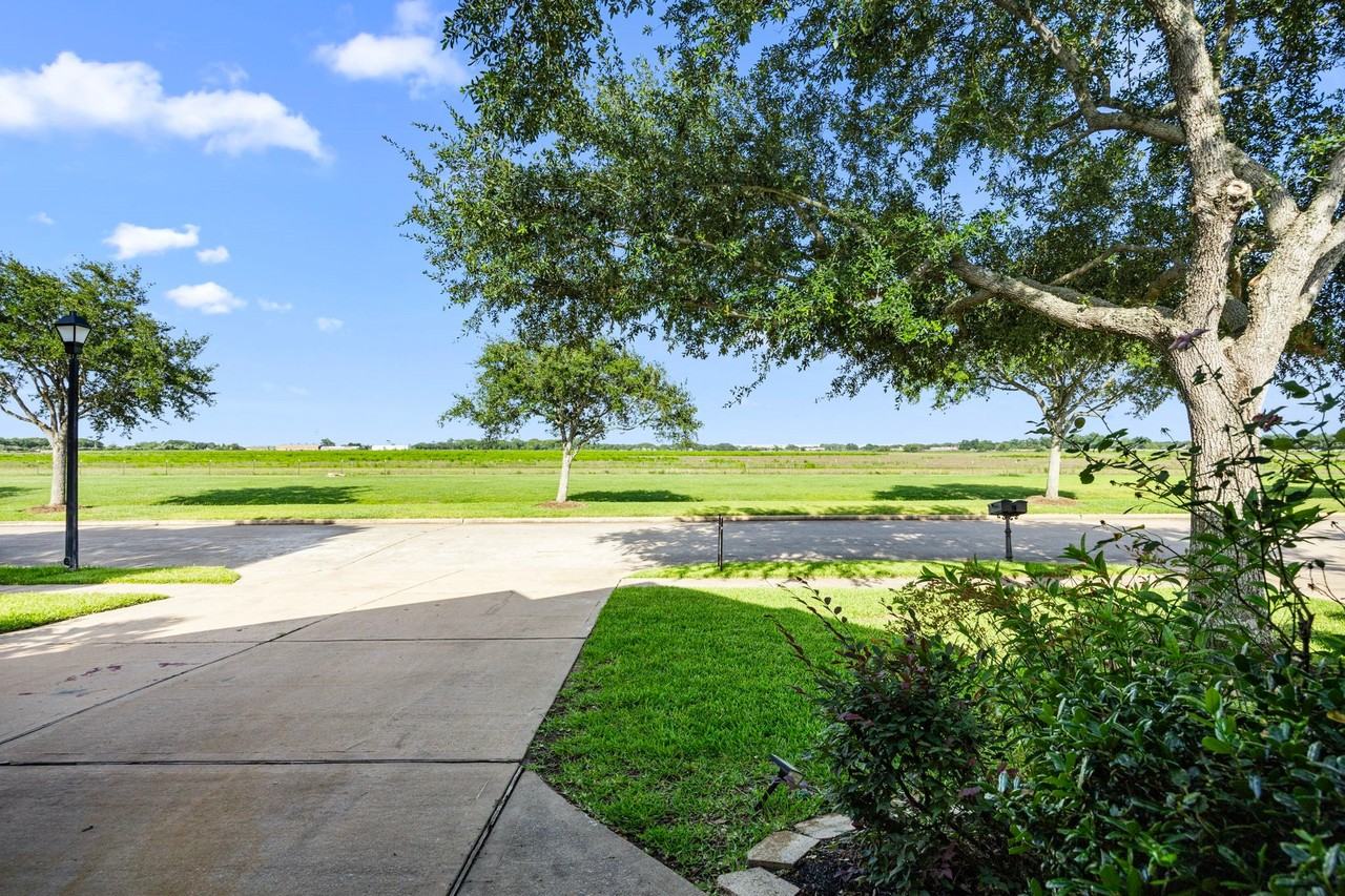 14214 Ayers Rock Rd - Photo 4 of 38