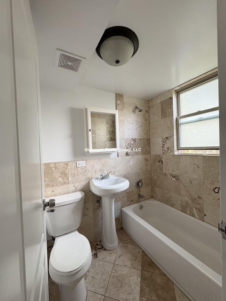 7628 1/2 N Milwaukee Ave #1 - Photo 4 of 8