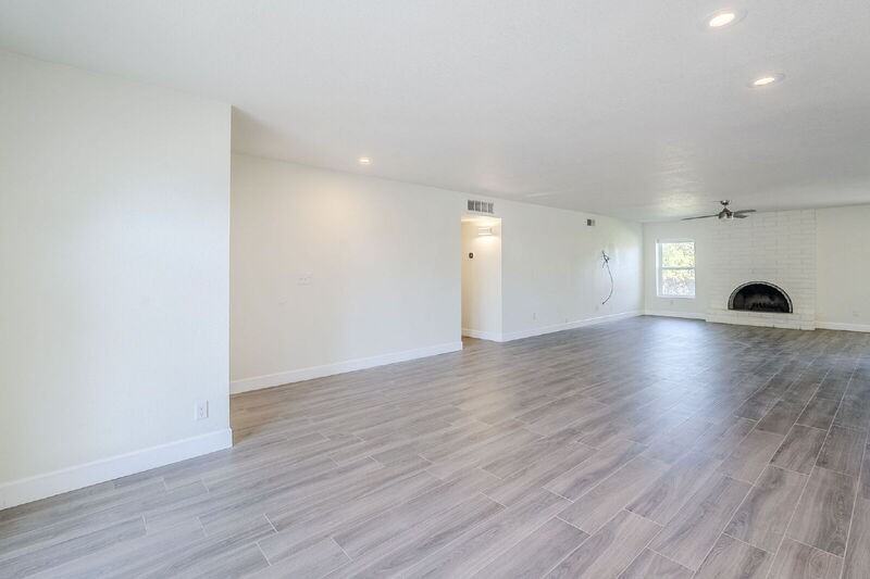 10207 S 43rd Pl - Photo 3 of 40