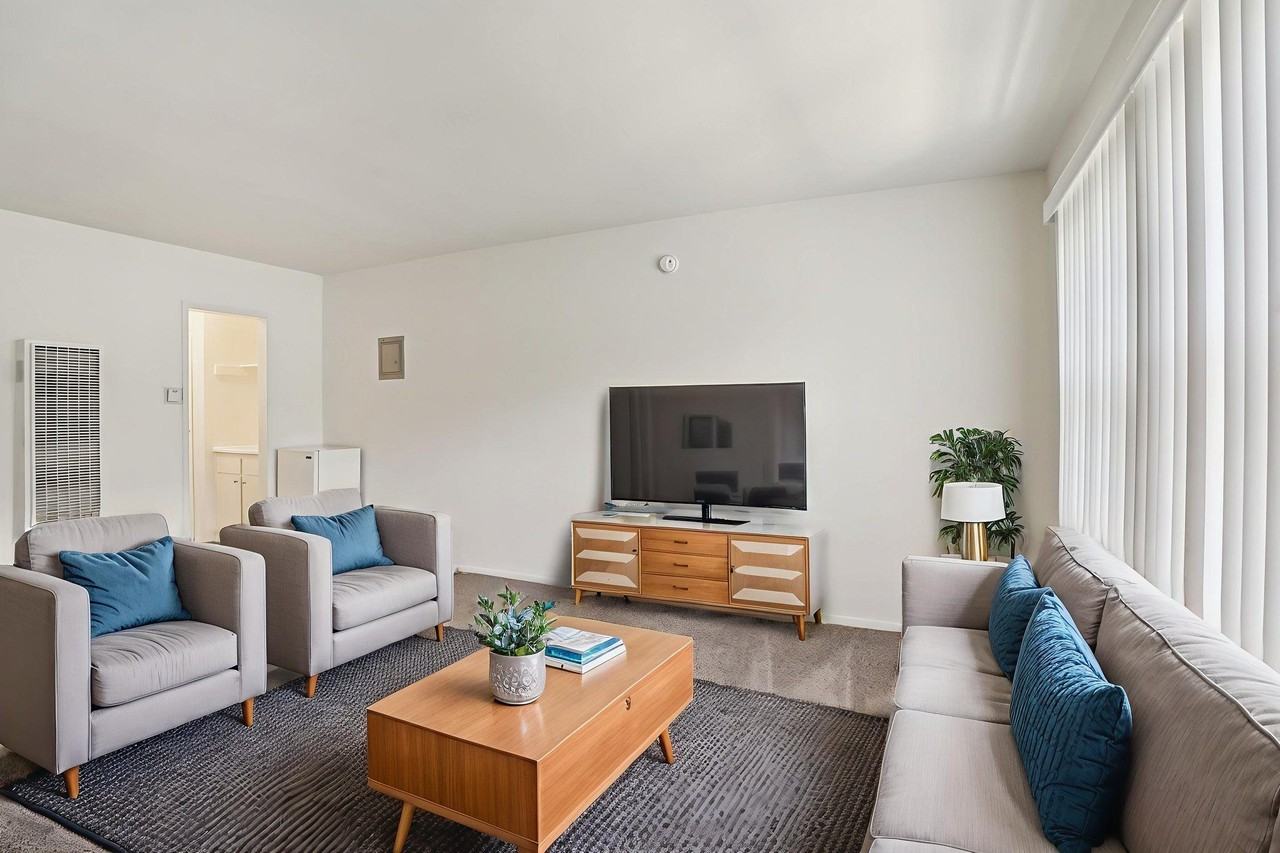 Crenshaw Terrace - Photo 7 of 40