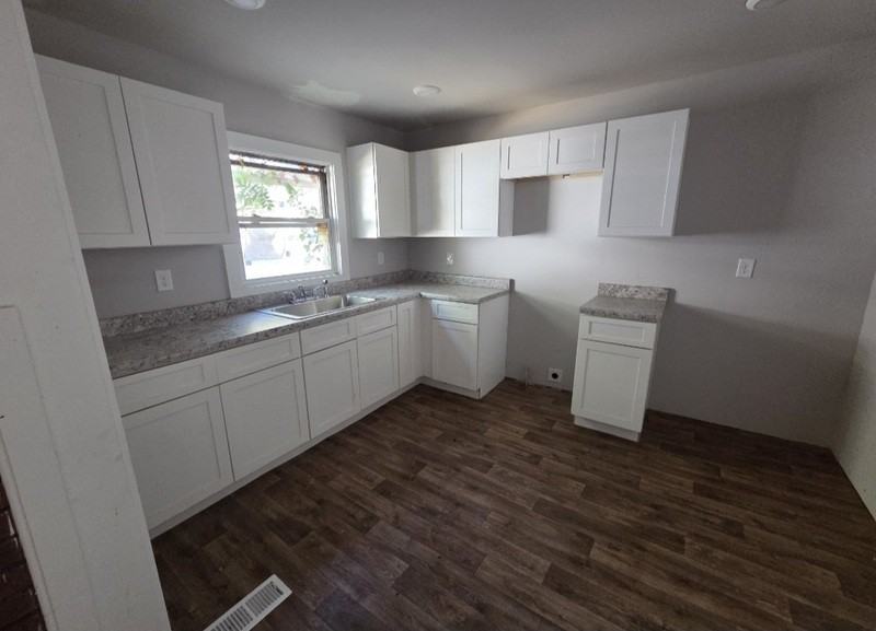 828 Grady St S - Photo 6 of 16