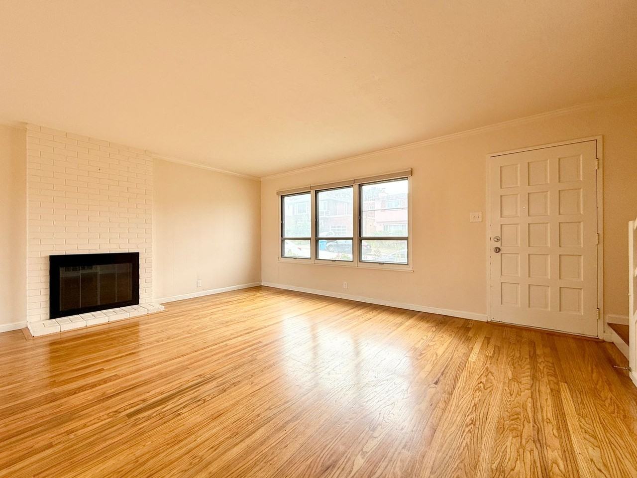 447 Imperial Dr - Photo 3 of 28