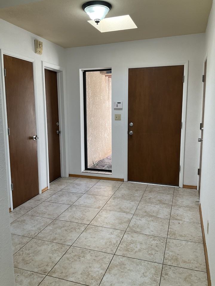 2000 E Prince Rd - Photo 3 of 31