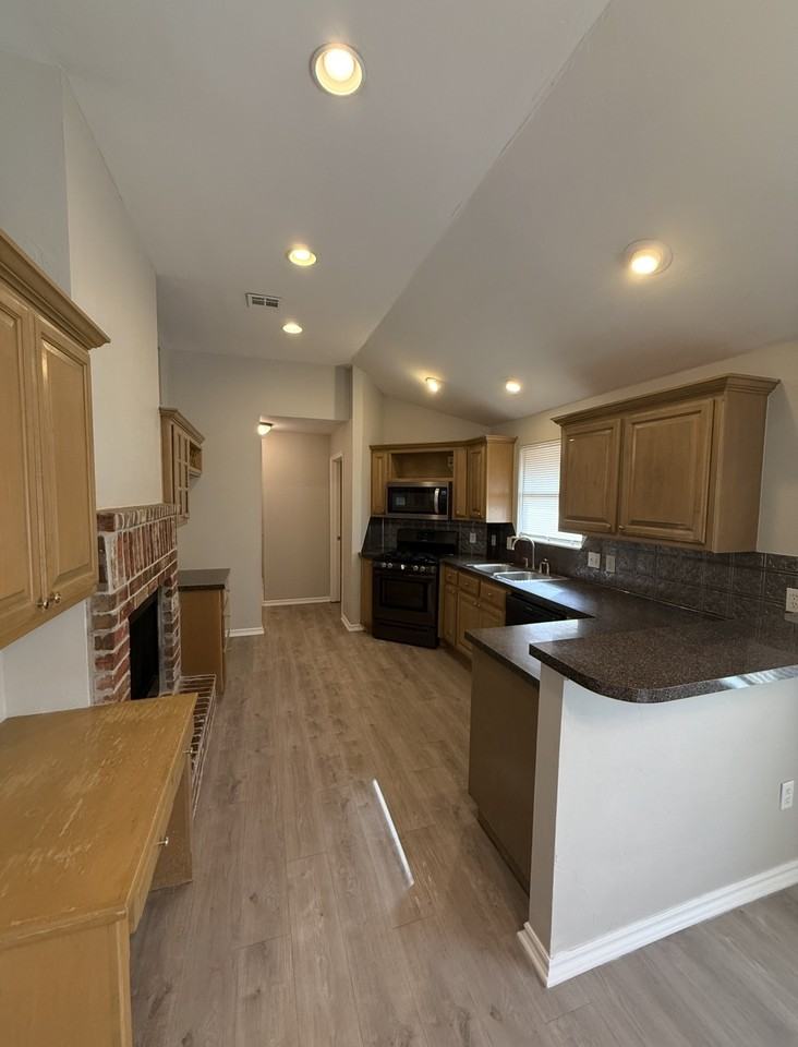 6805 Nw 136th Pl - Photo 7 of 20