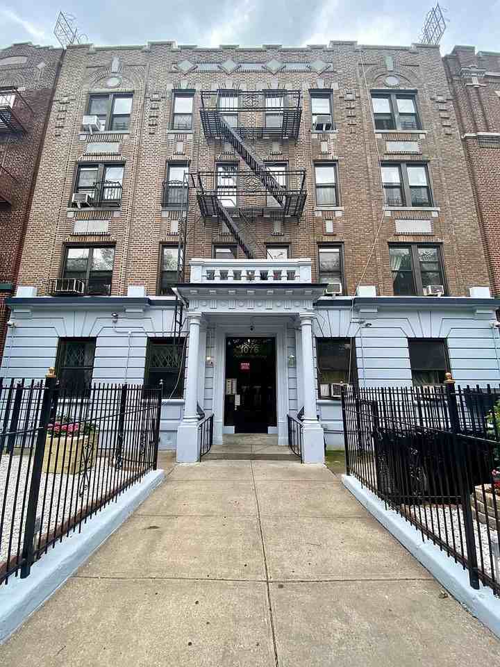 1076 Eastern Pkwy - Photo 6 of 10