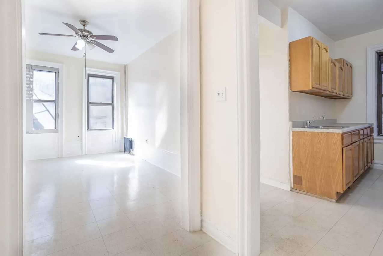 1076 Eastern Pkwy - Photo 7 of 10