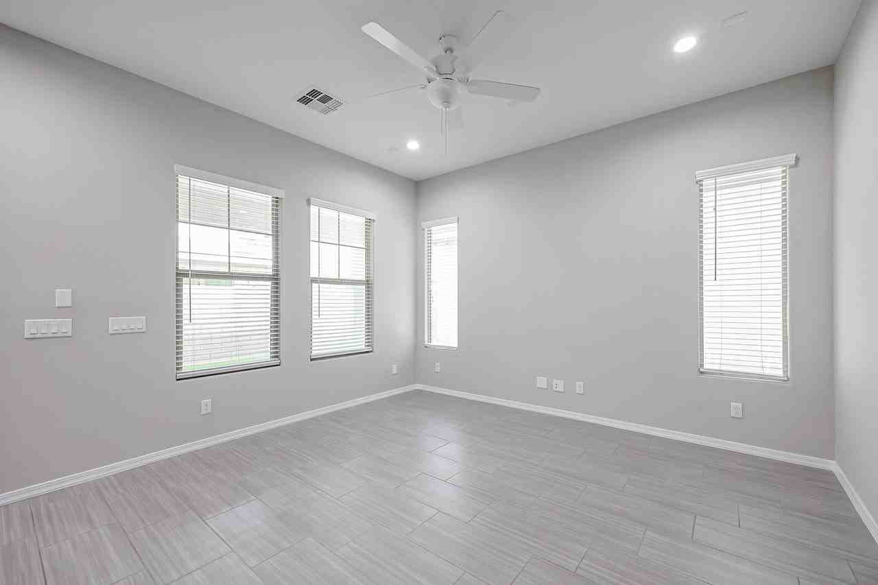 640 W Winchester Dr - Photo 6 of 34