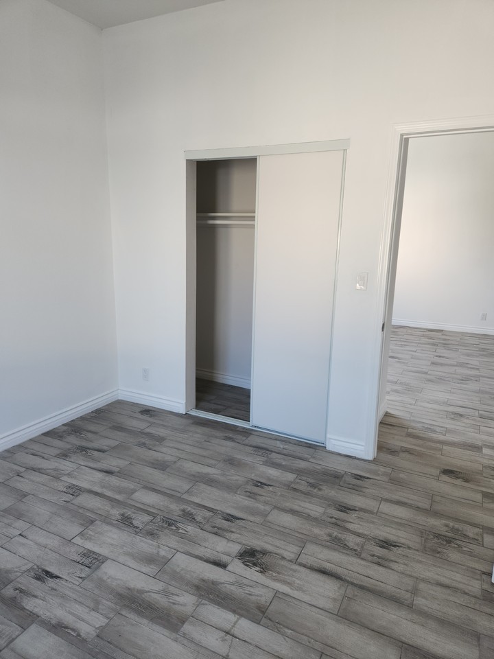 1177 E 41st Pl #NA - Photo 2 of 11