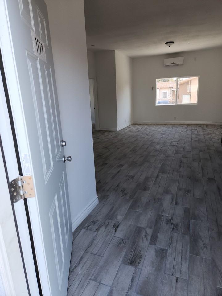 1177 E 41st Pl #NA - Photo 5 of 11